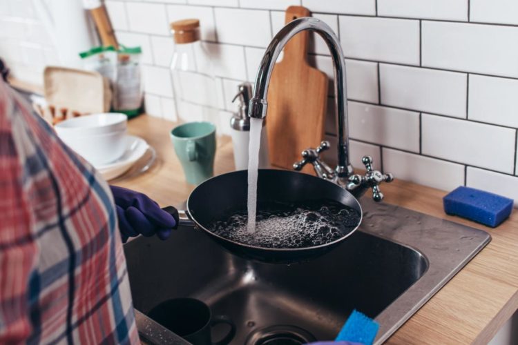 Non versare acqua fredda in una pentola calda! Ecco cosa succede quando si fa