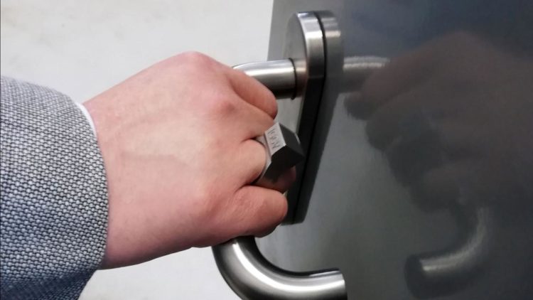 Questo anello intelligente ha un chip RFID incorporato e potrebbe essere la tua nuova chiave e il tuo portafoglio