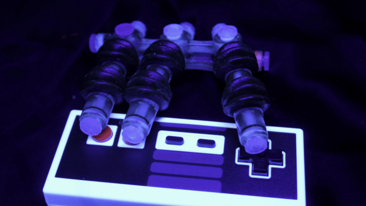 Una mano robotica capace di giocare a Super Mario Bros. è stampata in 3D.