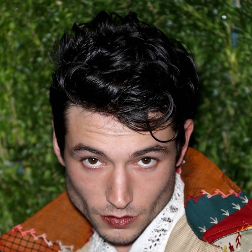 Ezra Miller è stato colpito con un'ordinanza restrittiva temporanea dopo l'arresto alle Hawaii