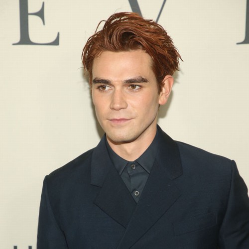 KJ Apa e Isabel May nel cast del film Wonder Twins della DC