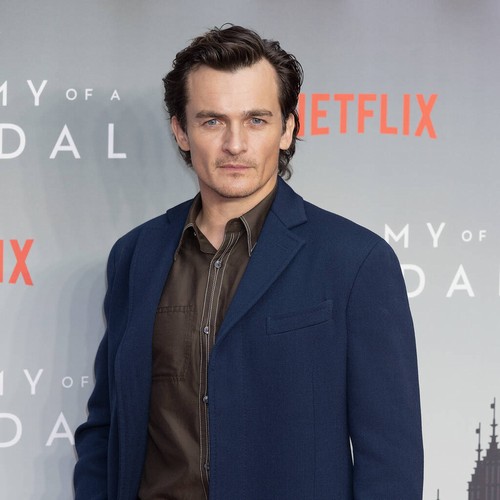 Rupert Friend si è sentito “fortunato” ad avere Sienna Miller come moglie sullo schermo in Anatomy of a Scandal