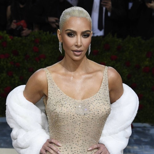 Kim Kardashian ha regalato una ciocca di capelli di Marilyn Monroe