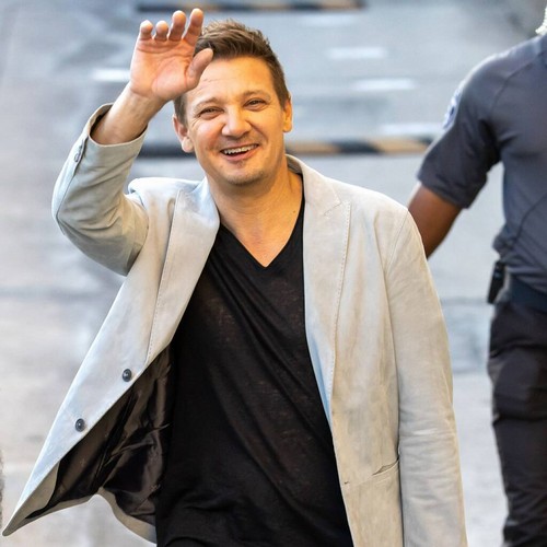 Jeremy Renner si è riunito con lo spazzaneve dopo un incidente
