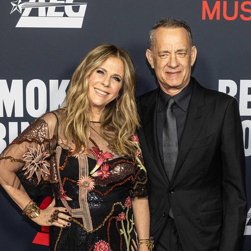 Rita Wilson insiste che Tom Hanks non ha rimproverato il dipendente sul tappeto rosso del Festival di Cannes