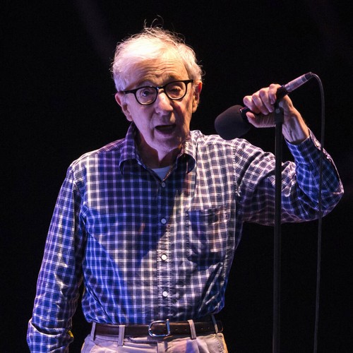 Woody Allen salva un amico dal soffocamento mentre cena al ristorante di New York City