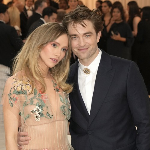 Robert Pattinson e Suki Waterhouse aspettano il primo figlio