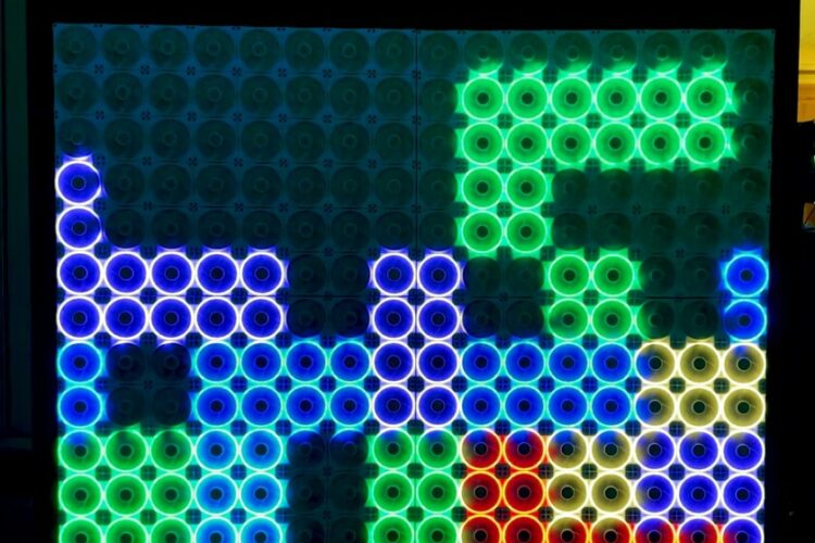 Creare uno schermo con 192 ventole e 3.840 LED per “giocare” a Tetris