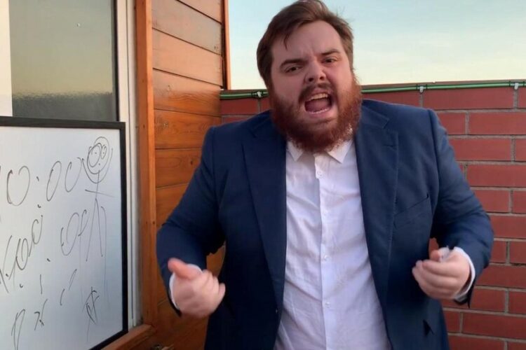 “Andate pensando che farete la storia”. Nonostante non abbia caricato il suo mitico video della selettività, Ibai motiva gli studenti per gli esami finali