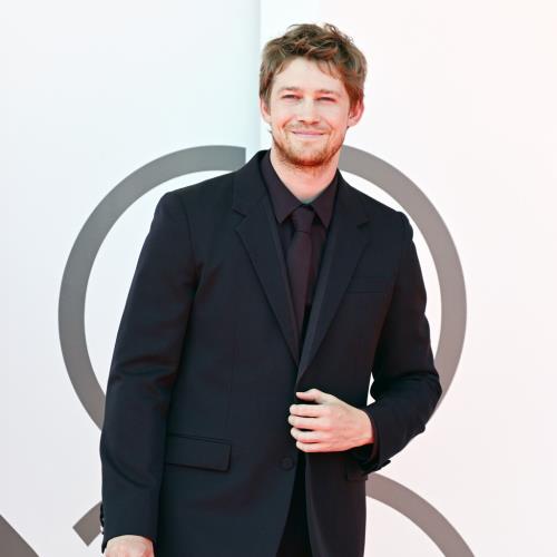 Joe Alwyn era entusiasta di lavorare di nuovo con Guy Pearce sul brutalista