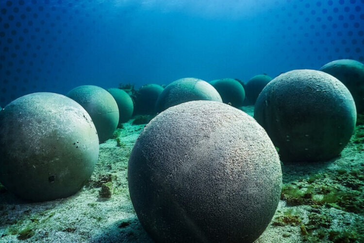Un esperimento tedesco ha dimostrato che le sfere di cemento sono delle fantastiche batterie, e ora la California sta affondando una sfera di 9 metri nell’oceano