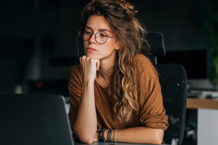 Niente settimana di 4 giorni o telelavoro, il 50% dei Millennial è disposto ad accettare una riduzione dello stipendio se i loro capi li salvano dal burnout e dalla disconnessione digitale
