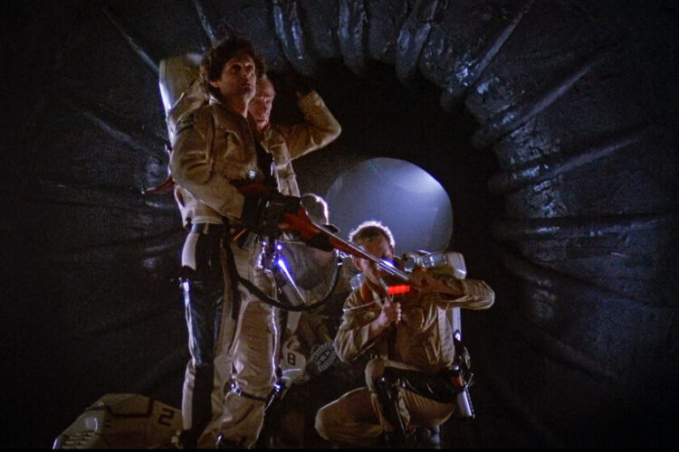 Con scatole di hamburger e cianfrusaglie, James Cameron si è fatto strada in un terribile film di fantascienza che copia palesemente Aliens e Guerre stellari