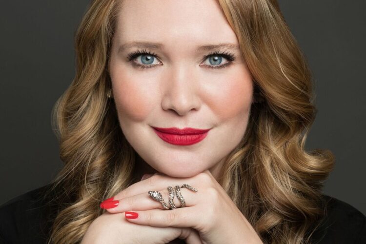 Sarah J. Maas rompe il suo silenzio su ACOTAR. Il sesto libro di A Court of Roses and Thorns è terminato