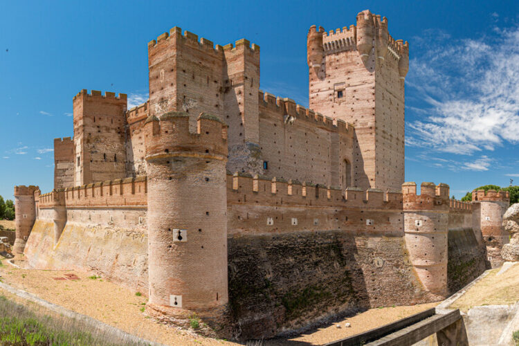 Pensavamo che le principesse rinchiuse nei castelli esistessero solo in Disney o in Shrek. Finché non è arrivata Medina del Campo