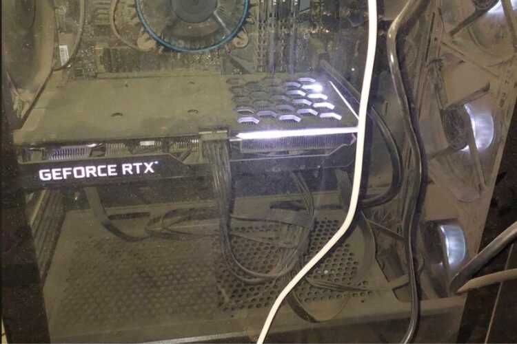 È impossibile accumulare più polvere su un PC. E la cosa più incredibile è che il suo proprietario dice che ha “poco tempo di utilizzo”