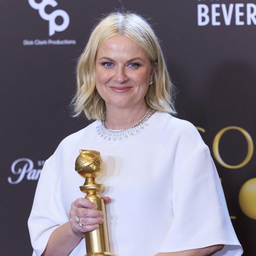 Amy Poehler vince il primo premio in assoluto per il miglior podcast ai Golden Globes 2026