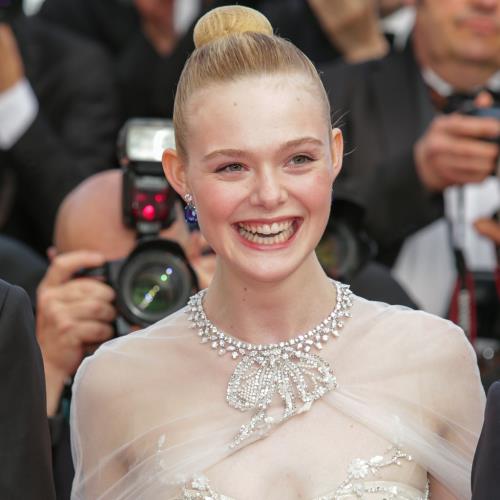 Elle Fanning descrive la festa di Cannes come la sua “serata del ballo di fine anno”