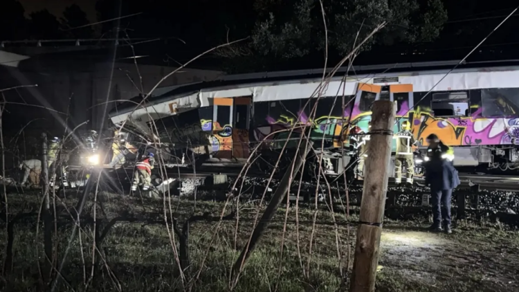 Almeno 1 morto e 15 feriti dopo il deragliamento di un treno suburbano vicino a Barcellona