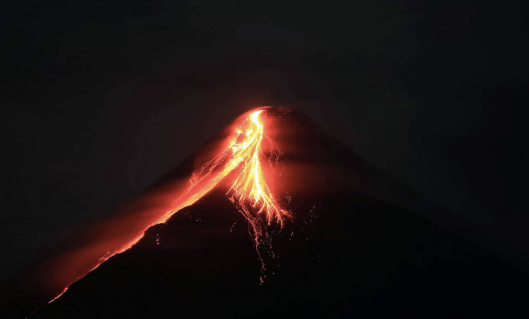 Le Filippine evacuano migliaia di persone dopo una nuova eruzione del vulcano Mayon