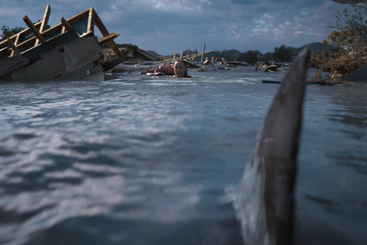 Il nuovo film sugli squali di Netflix non è Sharknado, ma ha la trama perfetta per gli appassionati di caos acquatico