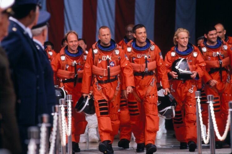 “Chiudi il becco”. Persino Ben Affleck si è reso conto dell’enorme buco nella trama di *Armageddon*, ma al regista non importava