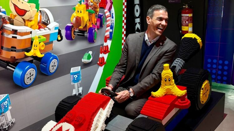 «Dai, dove sono le gare?» Pedro Sánchez sale a bordo di LEGO Mario Kart durante la sua visita all’OXO Museo del Videogioco